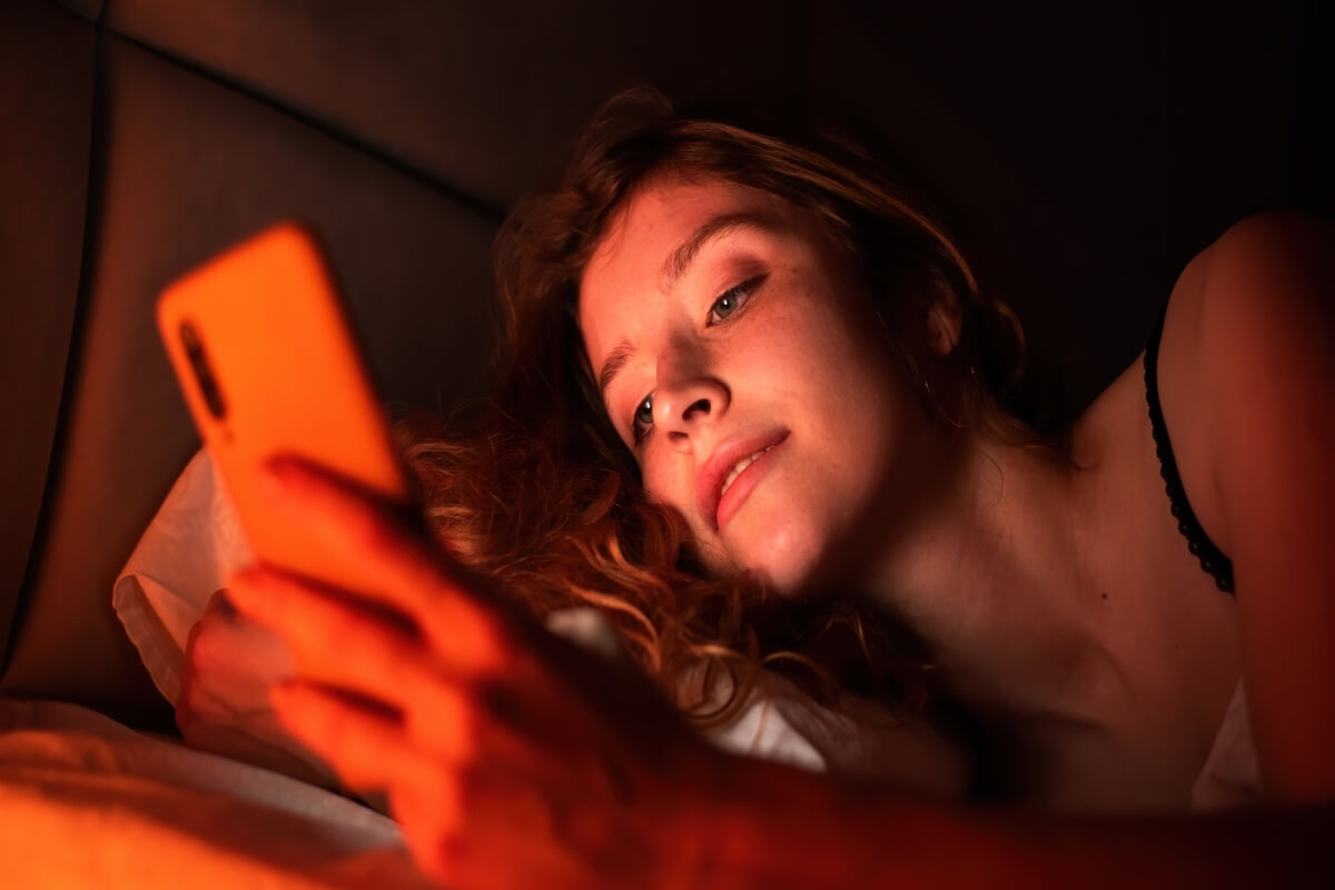 cell-phone-secretly-aging-skin